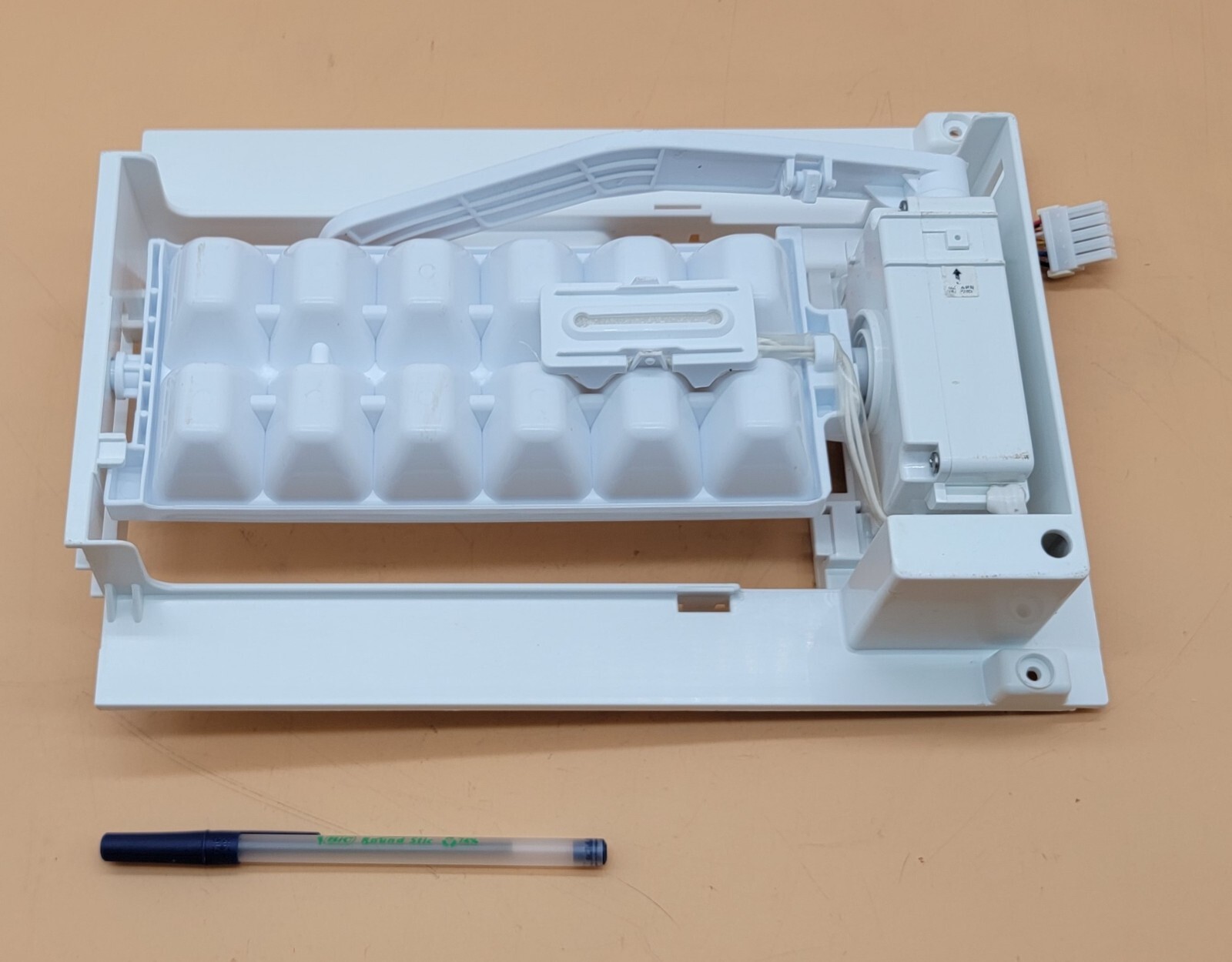 Genuine Refrigerator LG Ice Maker Part#MJH618647